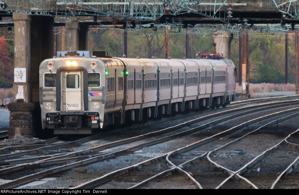 NJT 6062 arrives